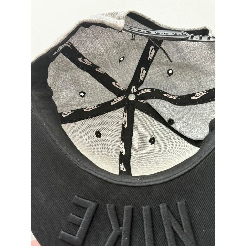 Nike SB Snapback Hat Grey Black Flat Brim Embroidered Logo Adjustable Cap